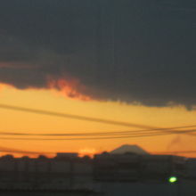 車窓からは夕陽をバックに富士山も見えました