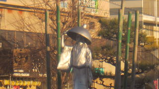 駅前通りの中央分離帯に