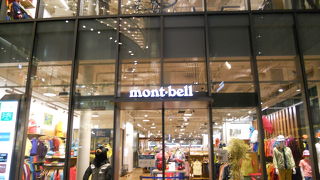 ガラス張りの綺麗な店舖