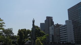 中之島公園にある細長～い像