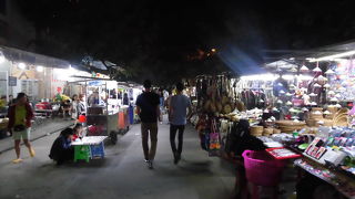 様々な夜店が立ち並ぶ