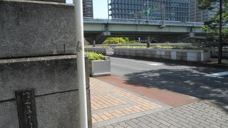 「中央公会堂」近くに架かる橋