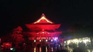 夜に浮かび上がる幻想的な善光寺