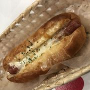 羽田空港で遅めの朝食 とろ～りチーズたっぷりホットドッグ