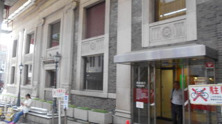 近鉄奈良駅からすぐの商店街の中に建つ素敵なギリシア様式の建物