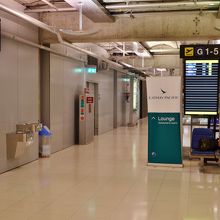 メインコンコースから一つ下の階に降りた所にあります。