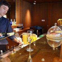 シャンパンもセルフではなく、スタッフが注いでくれます。