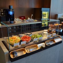 野菜不足にお悩みの方には嬉しいサラダバーもあります。