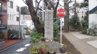 短い参道は狭い路地の様です。