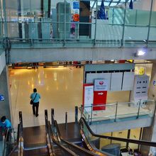 メインコンコースから一つ下の階に降りた所にあります。