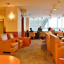 辛うじて空席が散見されますが、結構混んでいます。