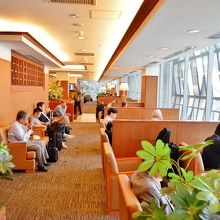 特に食事できるようなテーブル席はほとんど空いていません。