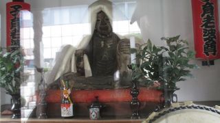 怖い顔のお婆がいます。