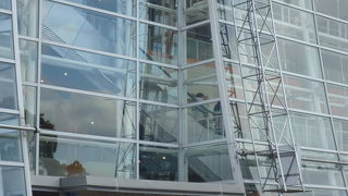 ガラスのおしゃれなビル