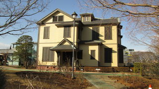 冬の暖かな陽射しを浴びる外交官の家