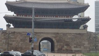 かつてのソウル城郭の正門。火災後も立派な姿になっていた