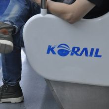 座席の脇にあるＫＯＲＡＩＬのロゴ
