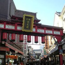 混雑対策で仲見世が一方通行でした。