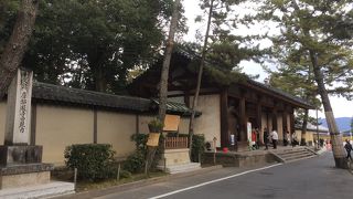 静粛な道がある