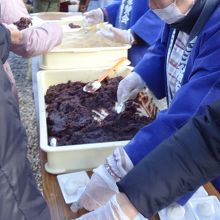 お餅にあんこをのせます