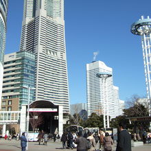 桜木町駅からは動く歩道でアクセス