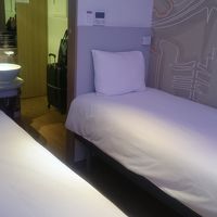 ベッドが高くよじ登る感じで上がりました。