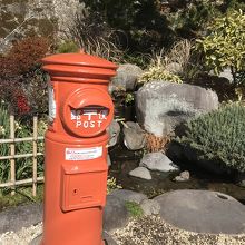 入り口には懐かしのポスト