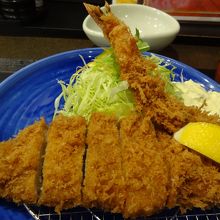 柔らかいとんかつ　エビフリャーもついとるでよ