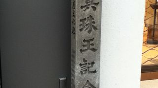 ミキモト本店ビルの脇にある