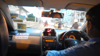 民主記念塔付近から47番のバスに乗り、途中でタクシーの乗り、フアラムポーン駅へ行く