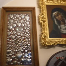 祈祷所前の控え室に有ったマリアさまと壁の銀のハートの一部