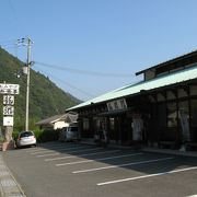 日高川沿いに立地する小さな道の駅