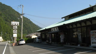 日高川沿いに立地する小さな道の駅