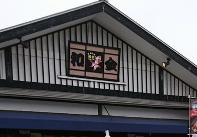 成田山新勝寺総門近くの土産物店