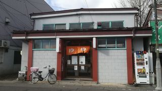 熱々のお湯があふれてます。