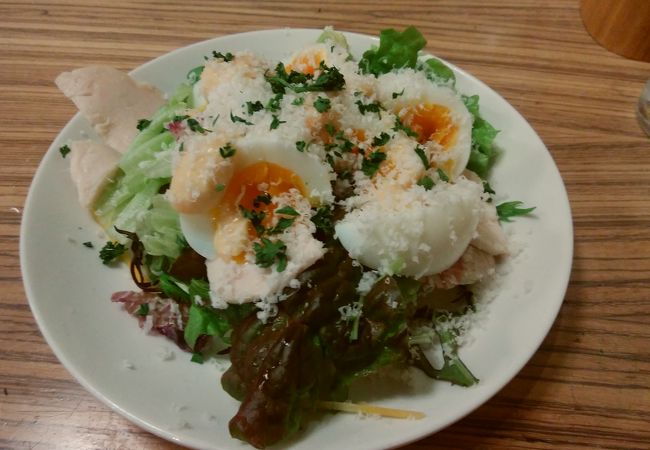 サラダも美味しい