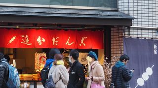 ビルの一角に赤いのれん