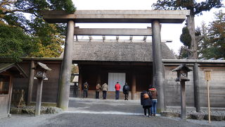 週末は朝早めの参拝が望ましいです