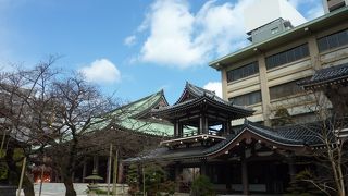 大きな木造の大仏があるお寺