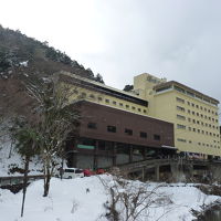 山すそに建つホテル