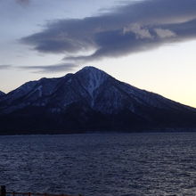 風不死岳を背景に