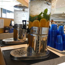 中央部バーカウンター上のウォーターサーバー。お洒落。