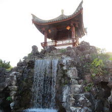 園内に小さな人口の滝があります