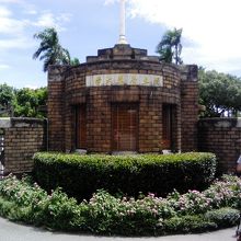 伝統はありそうですが、意外と小さな正面入り口の門