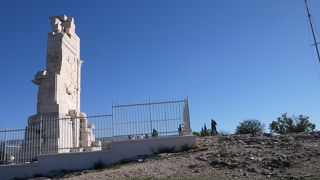 アクロポリスの丘を間近に眺める