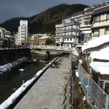 川のふもとには足湯もある