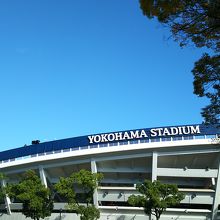 青空のブルーに映える球場です