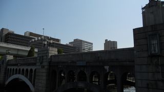 「中之島図書館」の近くに架かる橋