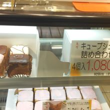 ディスプレイ内の商品