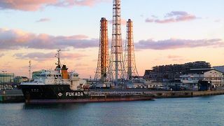 夕陽の富士山/発電用煙突(久里浜港の目印)